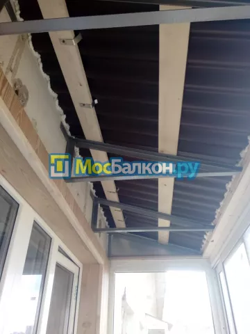 Крыша на балконе в Мытищах монтаж и ремонт по выгодной цене от МосБалкон