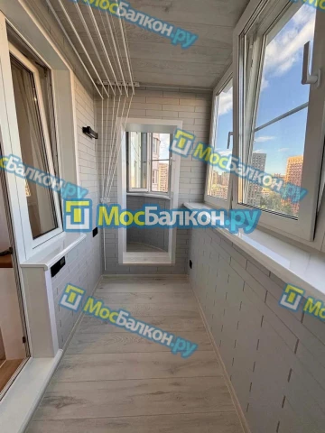 Отделка балконов и лоджий паркетом в Москве