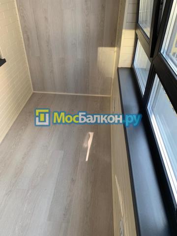 отделка балкона стеновым паркетом и ламинатом