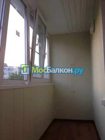 Отделка балкона и лоджии пластиковыми ПВХ панелями в Мытищах от компании МосБалкон