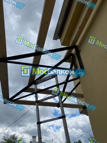 Крыша на балконе в Мытищах монтаж и ремонт по выгодной цене от МосБалкон